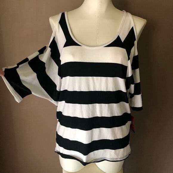 🌵3/$25 Cold Shoulder Blouse - Picture 2 of 4